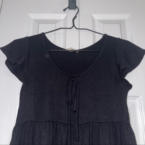 S Black Tiered Dress with flowy sleeves and tie in the center - Picture 2 of 4
